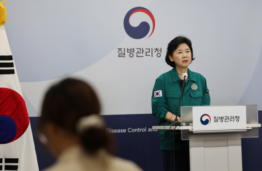 지영미 질병관리청장이 21일 충북 오송 질병관리청 브리핑실에서 여름철 코로나19 유행 분석 및 정부 대응 관련 브리핑을 하고 있다. 연합뉴스